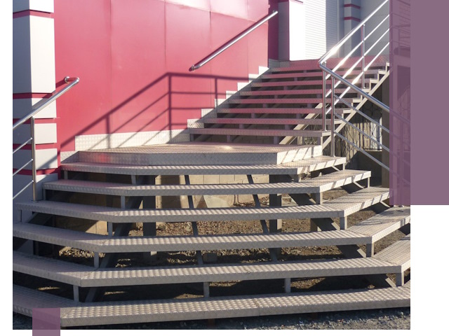 Лестницы для магазина в Астрахани — изготовление и монтаж