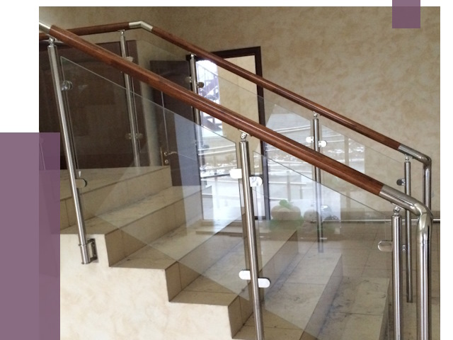 Комбинированные перила из металла и дерева в Астрахани