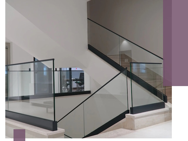 Стеклянные перила премиум-класса с установкой в Астрахани