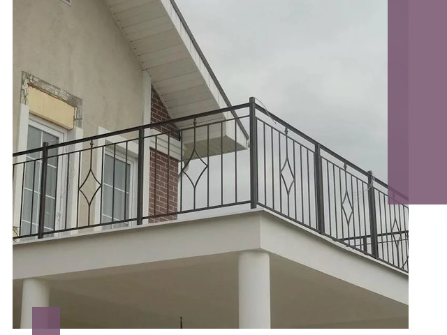 Изготовление балконных ограждений в Астрахани из металла и стекла