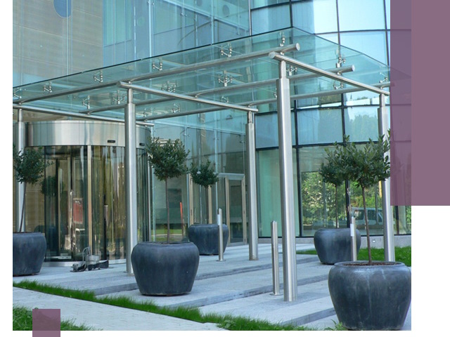 Навесы из стекла на заказ в Астрахани — монтаж и установка